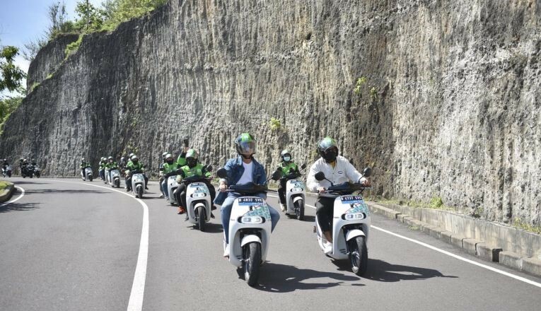 Andre Taulany dan Surya Insomnia berkeliling Bali bersama mitra pengemudi Gojek